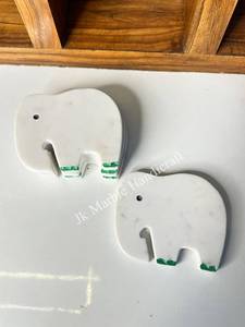 Ensemble de sous-verres en pierre sculptée à la main en forme d'éléphant, figurine animale décorative pour la maison, blanc avec accents verts - Product Image 3