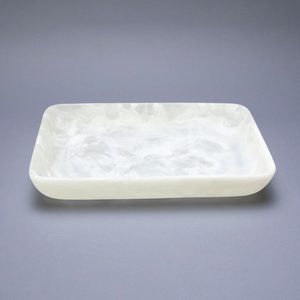 Assiette de service ronde moderne en résine rouge, de qualité alimentaire, de luxe, faite à la main, écologique, pour les fêtes - Product Image 3