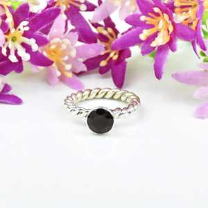 Anillo de boda de plata de ley 925 con ónix negro natural, corte ovalado, hecho a mano, estilo bohemio, banda retorcida, para ella. - Product Image 1