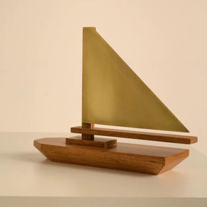 Barco Decorativo de Madera con Acabado Pulido para Exhibición Náutica y Decoración del Hogar - Product Image 1