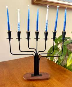 Candelabro de 7 pilares de metal negro y base de madera, perfecto para centros de mesa en grandes eventos de boda y decoración del hogar, procedente de la India. - Product Image 6