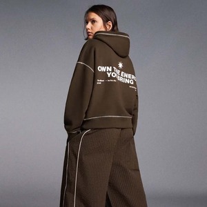 Ensemble de survêtement personnalisé imprimé numériquement pour femme, style streetwear, marron, avec sweat à capuche oversize et pantalon de jogging - Product Image 3
