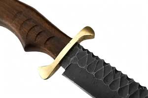 Couteau d'extérieur artisanal en acier forgé à la main, lame festonnée, manche en bois, garde en laiton, étui en cuir - Product Image 6