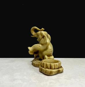 Figura Decorativa de Elefante Semisentado de Resina con Polvo de Mármol Hecha a Mano para Decoración del Hogar - Product Image 3