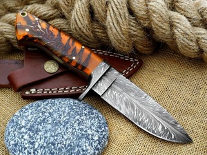 Cuchillo de Caza Artesanal de Grado Industrial con Borde Dentado, Acero de Damasco, Mango de Resina, Hoja de 4mm de Grosor con Punta Clip y Forma de Clip, Cuero - Product Image 5