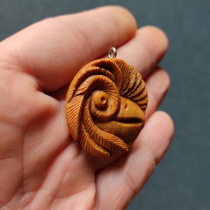 Colgante de Madera Tallado a Mano con Diseño de Pájaro en Espiral, Accesorio de Joyería Artesanal de Madera Natural - Product Image 2