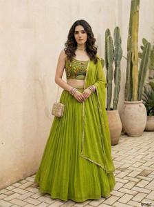 Lehenga Clásico de Lujo con Bordado y Lentejuelas, Silueta Imperio, Largo hasta el Suelo, Poliéster/Algodón, Listo para Usar, con Blusa y Dupatta para Boda - Product Image 4