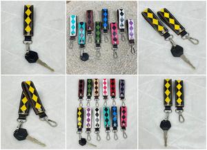 Porte-clés personnalisé en cuir véritable à carreaux, durable et de qualité supérieure, avec mousqueton métallique design, fournisseur OEM sur mesure, vente en gros - Product Image 3