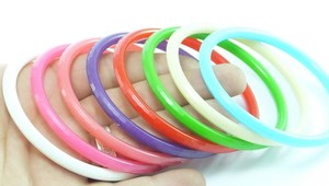 Bracelet jonc élégant en résine acrylique verte et blanche, classique et stylé, bijou unisexe tendance pour anniversaire ou soirée, idéal pour femme - Product Image 4