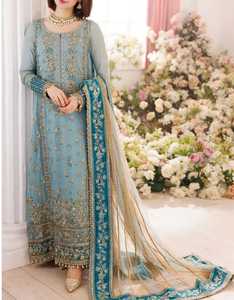 Salwar Kameez traditionnel noir en soie pour femmes avec broderie dorée et dupatta pêche pour les occasions de mariage - Product Image 3