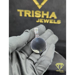 Collier pendentif logo rond Hip Hop entièrement pavé de diamants Moissanite VVS, plaqué or 18 carats, cadeau unisexe Trisha Jewels - Product Image 6