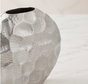 Elegante Florero de Metal Plateado con Diseño Geométrico y Acabado Brillante, Perfecto para la Mesa de la Sala de Estar o para Uso Festivo - Product Image 2