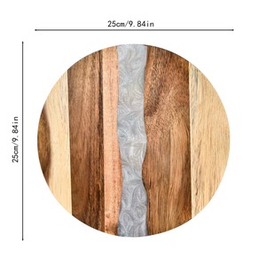 Planche à découper ronde en bois personnalisable très demandée avec incrustation en résine violette et design antidérapant - Product Image 6