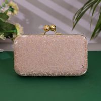 Pochette de mariée élégante rose texturée effet croco, pochette rigide texturée pour fêtes et mariages, sac à main pour femme avec fermoir en cristal