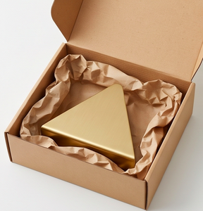 Porte-serviettes triangulaire en métal doré moderne, design élégant et minimaliste pour table à manger, cuisine et décoration intérieure - Product Image 6