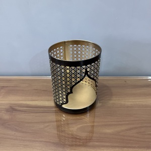 Porte-bougie en fer noir au design artisanal avec arche pour la décoration de la maison - Product Image 2