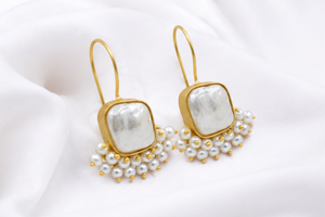 Pendientes colgantes de latón con perlas sintéticas, chapados en oro de 18 quilates, hechos a mano, joyería para mujer para uso diario. - Product Image 5