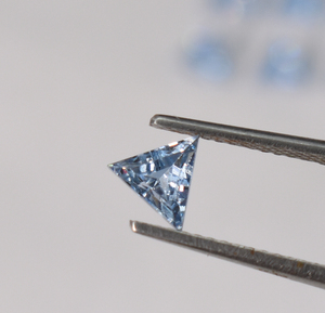 Corindon bleu de laboratoire 8 mm facetté en forme de trion, qualité AAA, pierres précieuses en vrac pour la fabrication de bijoux de luxe - Product Image 4