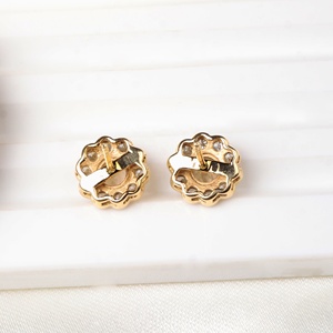 Pendientes de Oro Amarillo de 14k con Morganita Natural Redonda y Halo Floral de Diamantes, Joyas Memoria, Venta al Por Mayor - Product Image 6