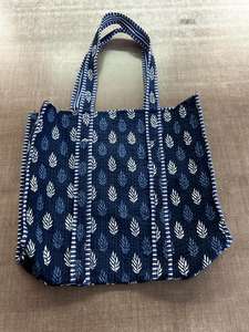 กระเป๋าโท้ทผ้าส่าหรีรีไซเคิลลายมอทีฟสีดำงานแฮนด์เมด  แบบควิลท์  สะพายไหล่สไตล์โบโฮ  กระเป๋าถือแบบสองด้าน  กระเป๋าถือสไตล์ชาติพันธุ์ที่ยั่งยืน  ทนทาน - Product Image 3