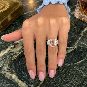 Bague de fiançailles de luxe en or rose 14 carats avec diamant rose fantaisie taille radiant, pierres latérales en forme de bouclier et halo de diamants ronds - Product Image 1