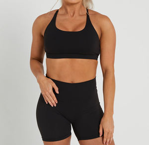 Ensemble de yoga personnalisable pour femmes : débardeur à bretelles et short color block, idéal pour l'été et le sport - Product Image 4