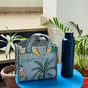 Sac fourre-tout en toile matelassée grise avec motif rayé, style bohème tendance, fermeture à glissière pour le shopping et la plage - Product Image 4