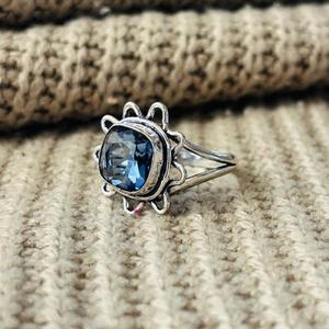Anillo de latón con topacio azul de Londres y diseño floral, chapado en plata, estilo bohemio, venta al por mayor para mujer - Product Image 3