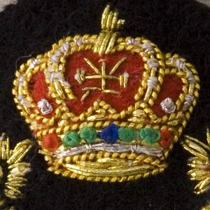 ตราสัญลักษณ์ปักมือจากโอมาน ทำจากลวดทองเหลือง พร้อมฐานผ้าสักหลาดสีทองและผ้าใบสีดำ ตราติดหมวกแบบกำหนดเองได้ ขนาด 5 ซม. แบบนูน - Product Image 3