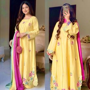 Ensemble ethnique jaune en soie pure, longueur ras du sol, coupe classique, avec broderie florale et dupatta pour femme - Toutes saisons - Product Image 3