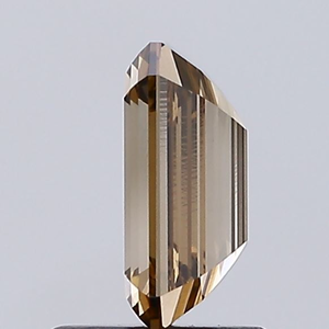 Diamant de laboratoire CVD de 5,00 carats, taille émeraude, couleur brun foncé fantaisie, pureté VVS2, certifié IGI Gemver, pour la fabrication de bagues de fiançailles et de bijoux - Product Image 3