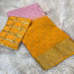 Sari en viscose chinnon rembourré pour femme, avec blouse contrastante Bandhani, idéal pour les fêtes, infroissable, séchage rapide, meilleure combinaison de couleurs, toutes les tailles. - Product Image 1