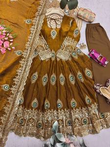 Ensemble de robes en soie Fandy de créateur en gros avec broderie Zari et sequins, extensible, infroissable, réversible, style traditionnel - Product Image 5
