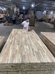 แผ่นไม้ประกอบสำเร็จรูปสำหรับตกแต่งภายใน แผ่นไม้โครงสร้างภายในบ้าน แผ่นไม้ตัดสำหรับใช้ในบ้านพักอาศัยสมัยใหม่ ไม้กระถินยางพารา ขนาด 1220 x 2440 มม. - Product Image 1