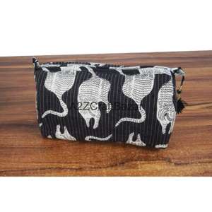 Juego de Tres Bolsas Acolchadas de Algodón con Estampado Floral para Organización Elegante de Cosméticos y Viajes, Juego de Bolsas de Maquillaje con Estampado Floral - Product Image 4