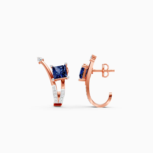 Boucles d'oreilles clous courbes taille princesse avec diamant de laboratoire carré et accents ronds en or rose, jaune et blanc 14 carats - Product Image 3