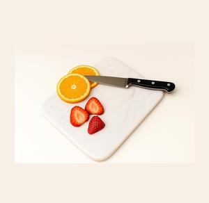 Planche à découper en marbre artisanale pour une utilisation en cuisine traditionnelle et moderne, dotée d'un savoir-faire expert et d'une construction robuste - Product Image 1