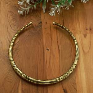 Collier ras du cou en laiton antique fait main, texture à points perforés, col ouvert, vente en gros - Product Image 1