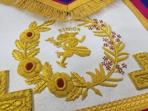 Tablier en cuir réglementaire anglais pour diacre senior - Tablier de cérémonie pour grand diacre senior, durable, forme carrée, broderie en soie - Product Image 2