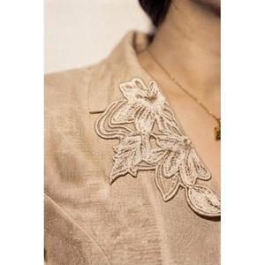 Luce a la moda sin esfuerzo con esta cómoda y elegante camisa para mujer. Compra directamente del proveedor. - Product Image 2