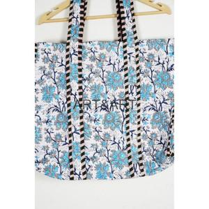 กระเป๋าช้อปปิ้งสุดสัปดาห์แบบใช้ซ้ำได้ กระเป๋าผ้าฝ้ายลายดอกไม้แบบควิลท์ กระเป๋าเดินทางค้างคืนสำหรับผู้หญิง มีช่องใส่ของและพู่ห้อย - Product Image 2