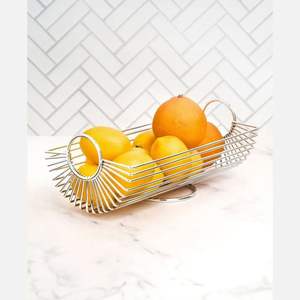 Panier à fruits en métal traditionnel de style européen pour organiser les produits frais avec un attrait décoratif intemporel - Product Image 6