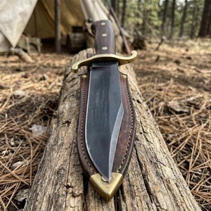 Couteau de camping en acier au carbone, lame à pointe tombante, manche en bois, garde en laiton, étui en cuir, outil de survie en plein air - Product Image 1