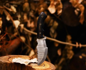 Cuchillo de caza hecho a mano en acero de Damasco con mango de cuerno negro y funda de cuero, OEM/ODM disponible. - Product Image 4