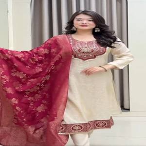 Ensemble de costume pour femme VASTRA COTTAGE en pure soie Banarasi avec haut, pantalon, dupatta jacquard Zari brodé à la main, col entièrement brodé, idéal pour les fêtes et les occasions festives - Product Image 1