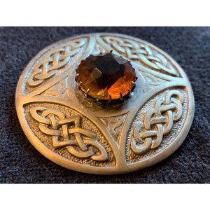 Broche celta vintage de metal blanco duradero con nudo y diseño a cuadros, con piedra central facetada, hecho a medida, al por mayor - Product Image 5