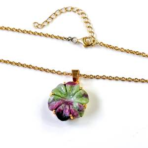 Colgante de Flor de Rubí Zoisita AAA, Collar de Flor de Cristal para Mujer, Colgante de Gema de Rubí Zoisita Tallado a Mano, Venta al por Mayor a Granel - Product Image 1