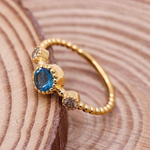 Anillo de Plata de Ley 925 con Baño de Oro y Tres Topacios Azules Naturales de Londres, Joyería Fina, Memoria Jewels, Venta al Por Mayor - Product Image 5