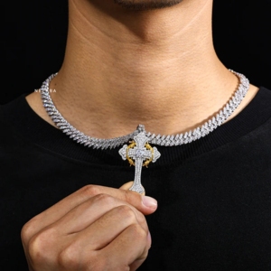 Colgante de Cruz con Corona de Moissanita, Totalmente Incrustado, Plata 925, Pieza Destacada, Engastado a Mano - Product Image 3