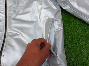 แจ็คเก็ตบอมเบอร์หนังสีเงินคุณภาพพรีเมียมสั่งทำพิเศษ พร้อมปกขนสัตว์เทียม ดีไซน์แฟชั่นสำหรับฤดูหนาว ซิปหน้า เสื้อคลุมผู้ชาย - Product Image 4